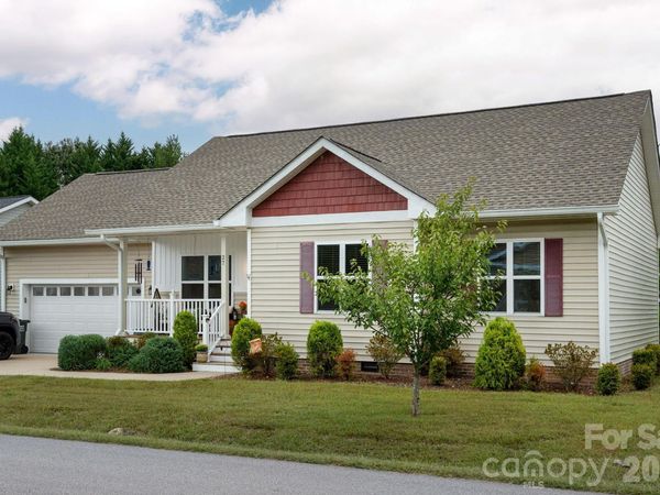 27 Day Lilly Court, Hendersonville, NC 28739