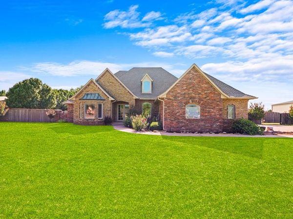 1109 N Edinburrough Way, Mustang, OK 73064