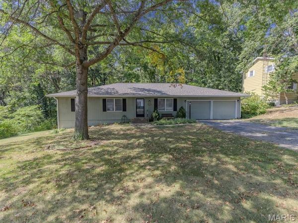 320 Hillcrest Drive , Carlinville, IL 62626