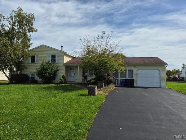 7934 Davis Road N, Clay, NY 13041