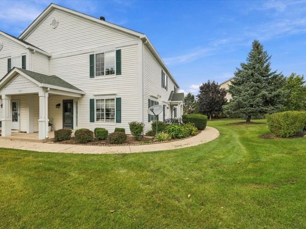 689 Fieldcrest Drive , Unit B, South Elgin, IL 60177