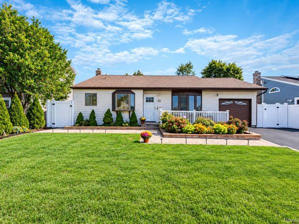 833 N Fulton Avenue , Lindenhurst, NY 11757