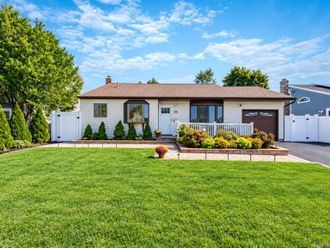 833 N Fulton Avenue Lindenhurst, NY 11757