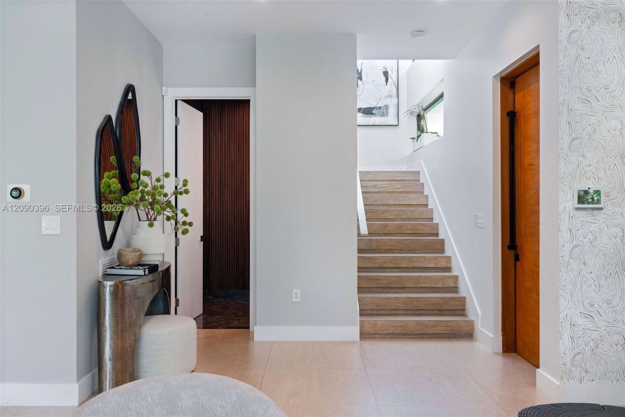 5701 N Bay Rd , Miami Beach, FL 33140 Photo