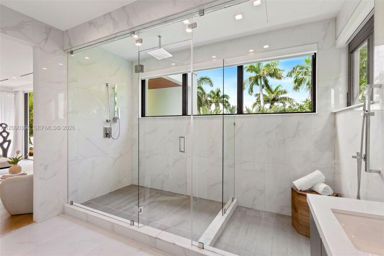 5701 N Bay Rd , Miami Beach, FL 33140 Photo