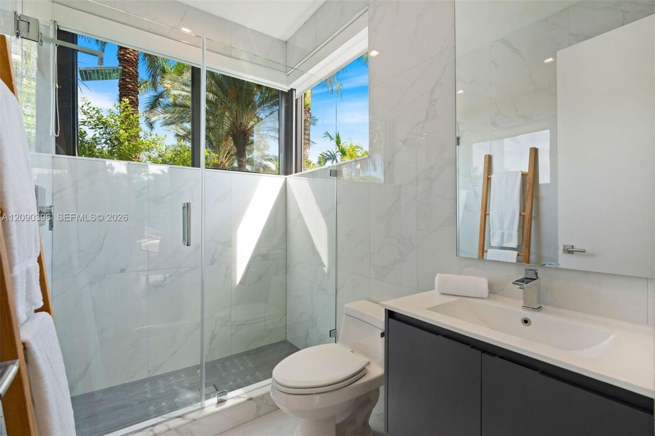 5701 N Bay Rd , Miami Beach, FL 33140 Photo