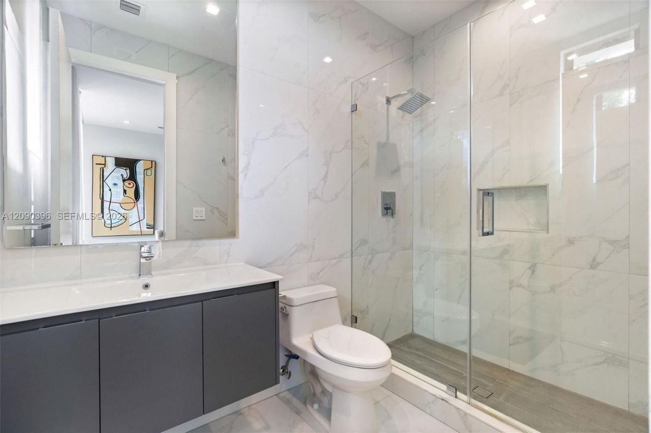 5701 N Bay Rd , Miami Beach, FL 33140 Photo
