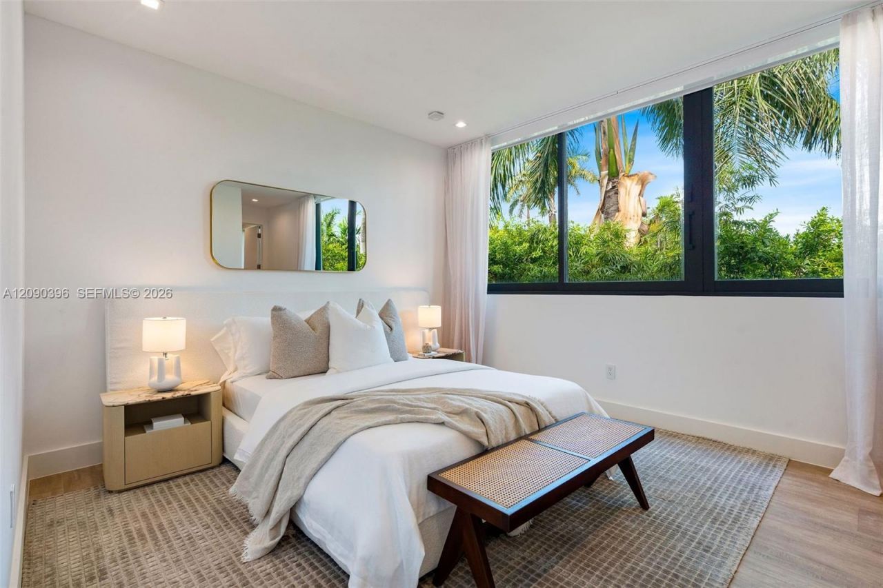 5701 N Bay Rd , Miami Beach, FL 33140 Photo