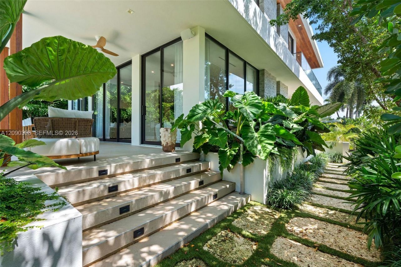 5701 N Bay Rd , Miami Beach, FL 33140 Photo