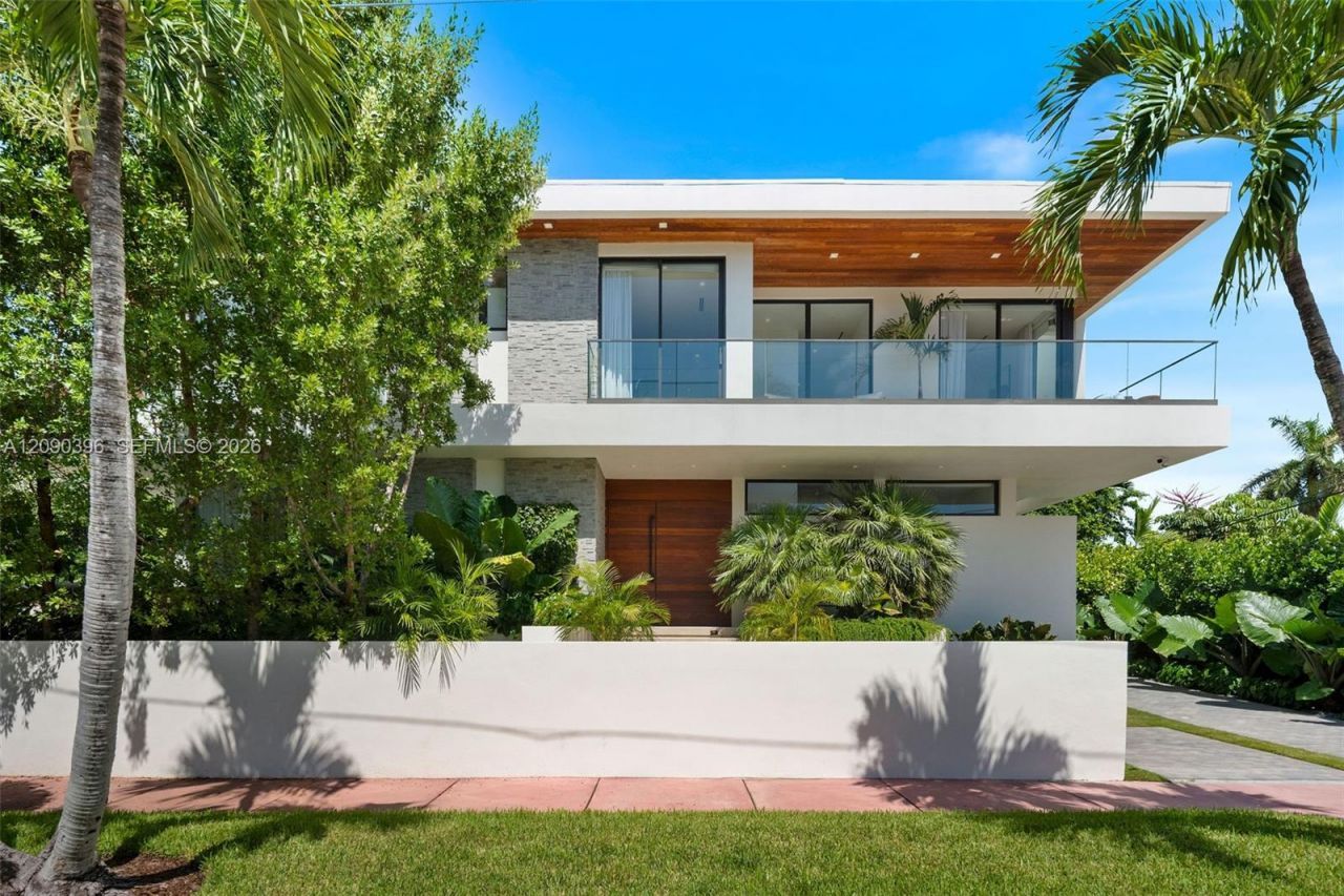 5701 N Bay Rd , Miami Beach, FL 33140 Photo
