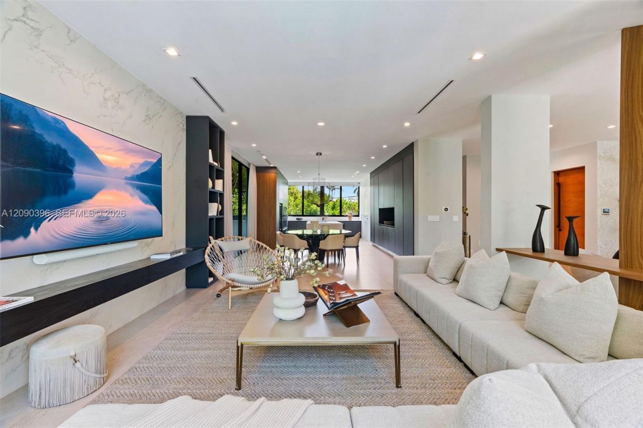 5701 N Bay Rd , Miami Beach, FL 33140 Photo