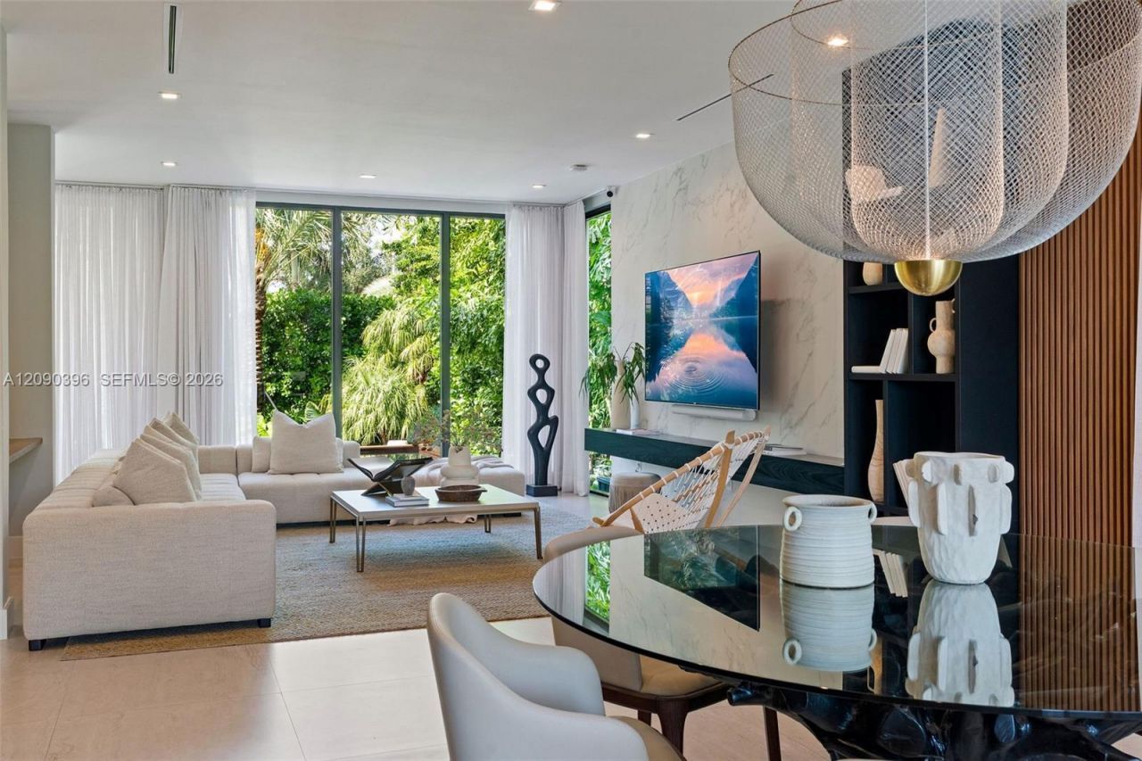 5701 N Bay Rd , Miami Beach, FL 33140 Photo