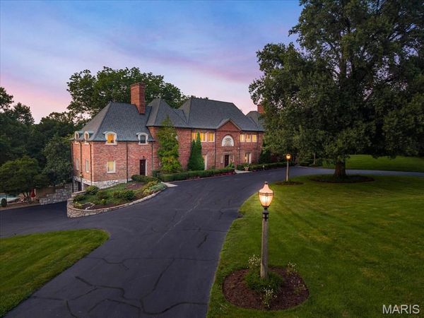 19 Squires Lane, St Louis, MO 63131