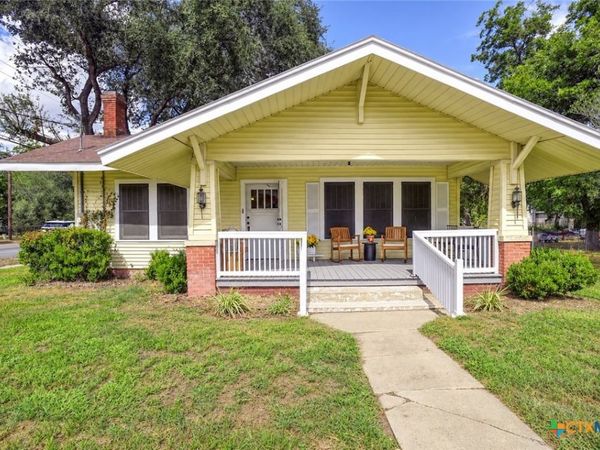421 N Avenue G , Shiner, TX 77984