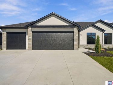 9716 Hillcrest Trail, Lincoln, NE 68520