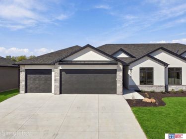 9716 Hillcrest Trail, Lincoln, NE 68520