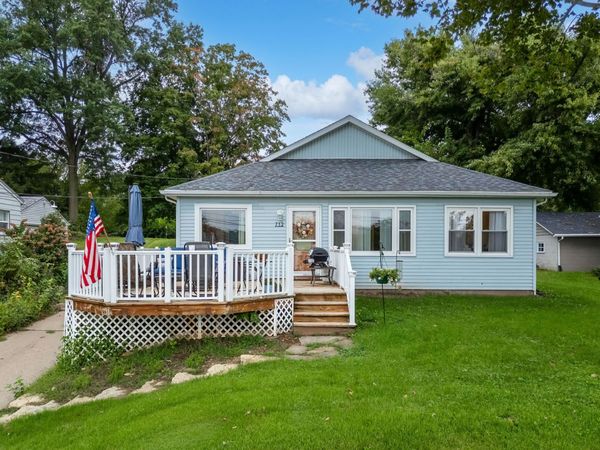 712 S CODY Road , Le Claire, IA 52753