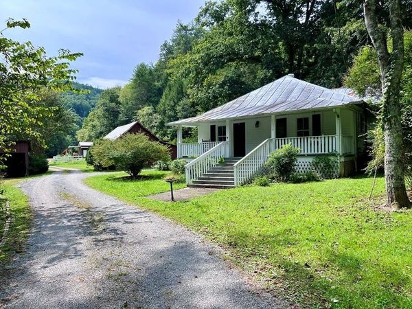 1570 S Helton Rd , Sevierville, TN 37862