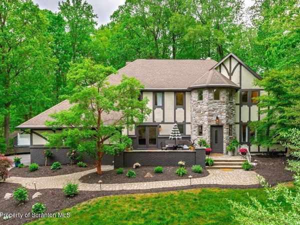 102 Longfellow Close , Moosic, PA 18507
