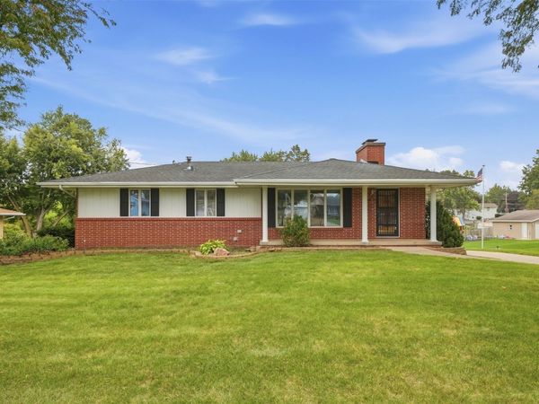 4930 E Oakwood Drive, Pleasant Hill, IA 50327