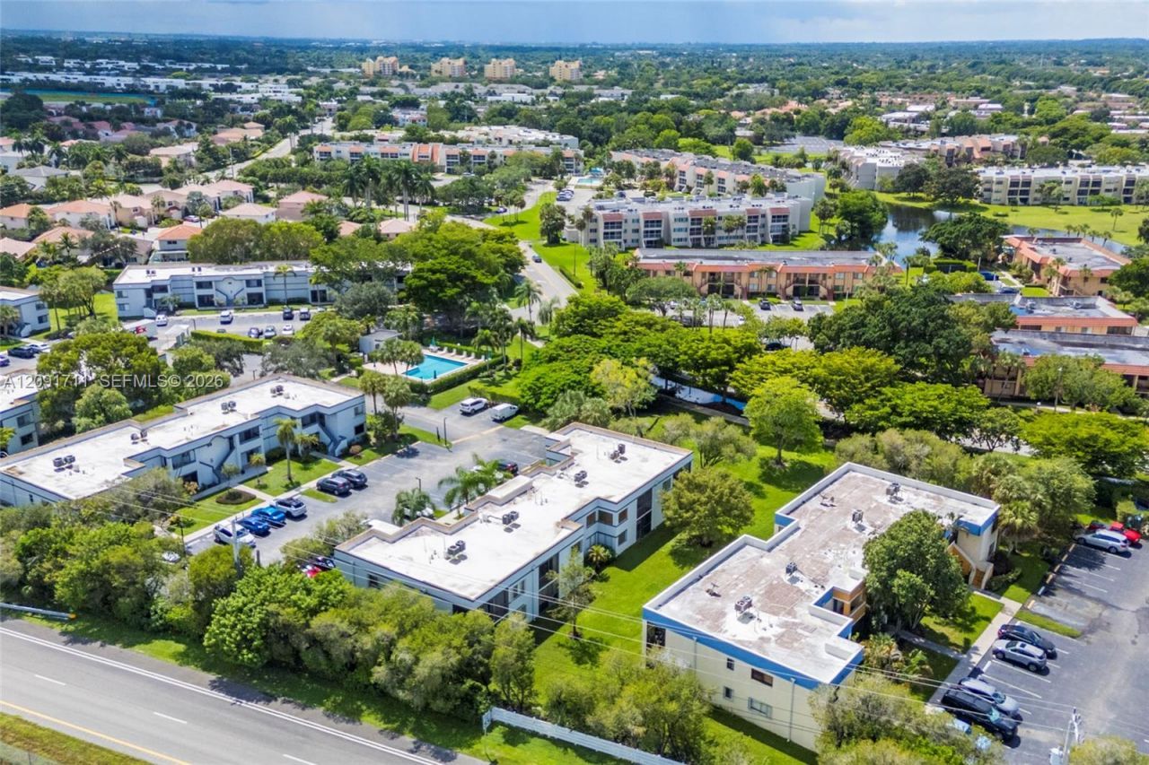161 Lakeview Dr, Unit 202, Weston, FL 33326 Photo