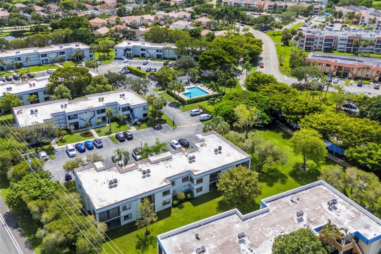 161 Lakeview Dr, Unit 202, Weston, FL 33326 Photo