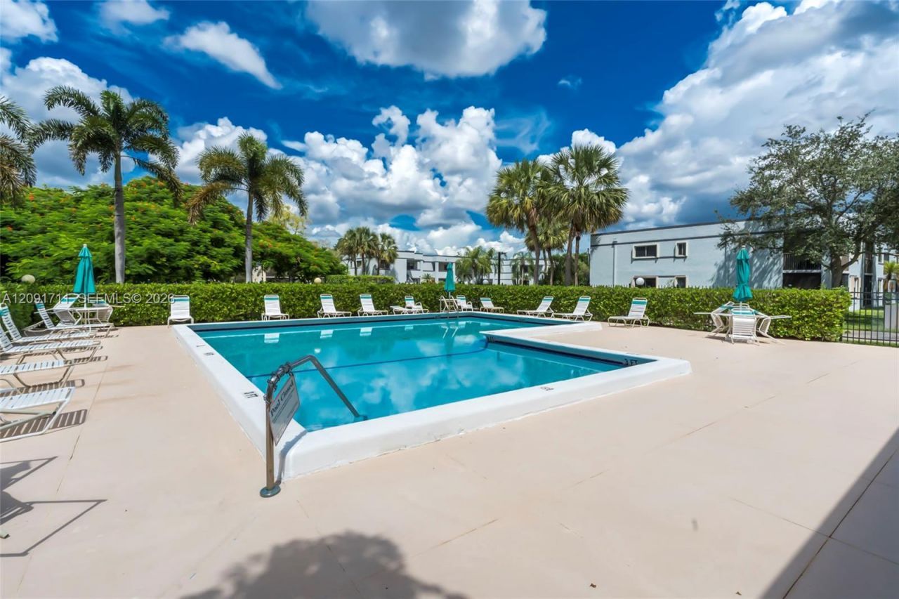 161 Lakeview Dr, Unit 202, Weston, FL 33326 Photo