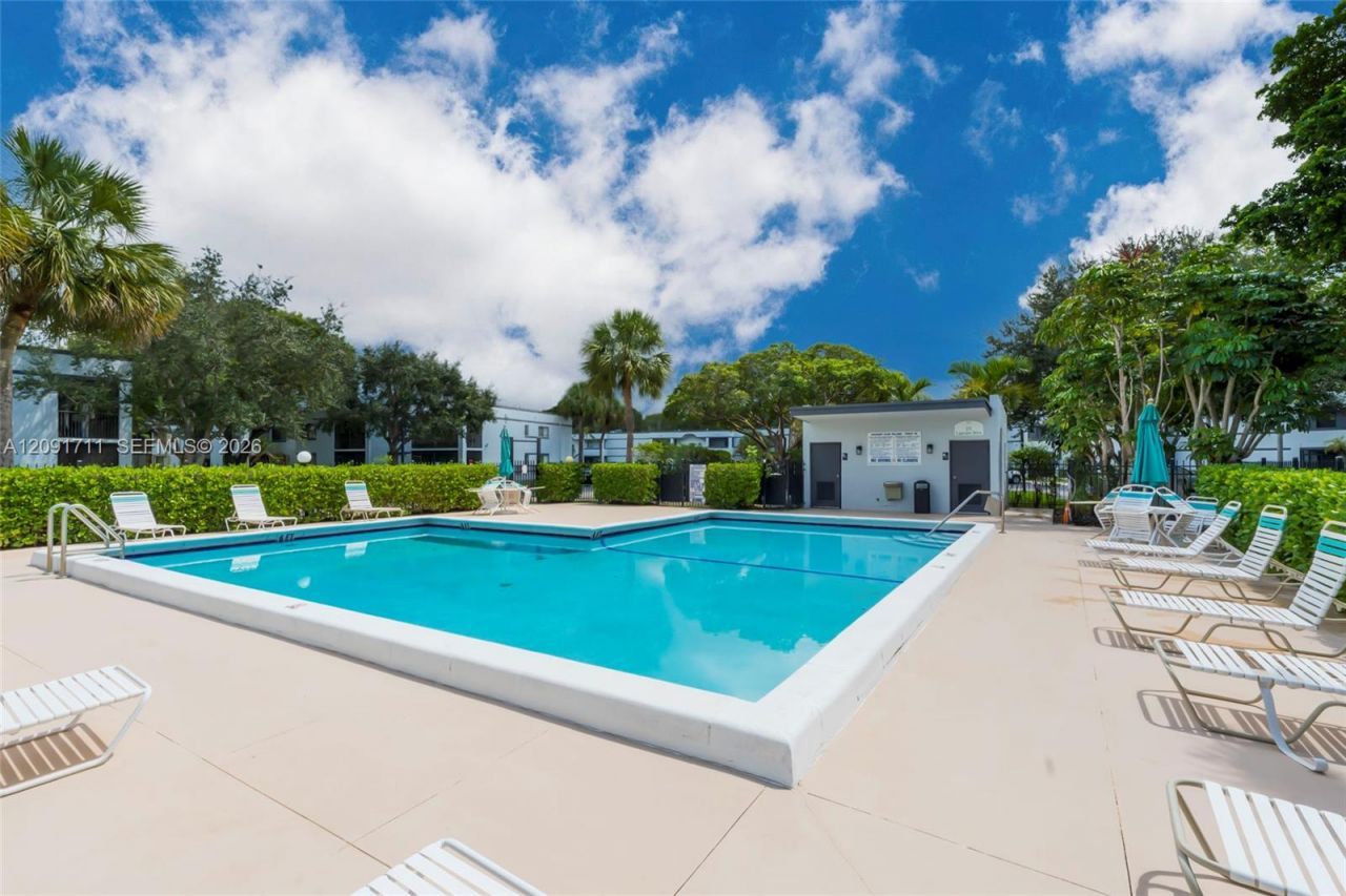 161 Lakeview Dr, Unit 202, Weston, FL 33326 Photo