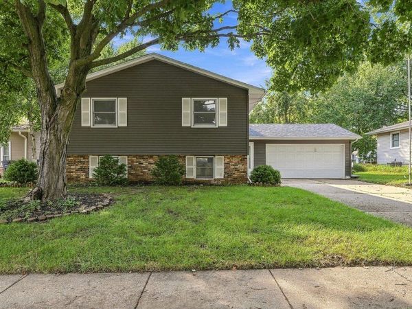 3330 Fairview Drive , Bettendorf, IA 52722