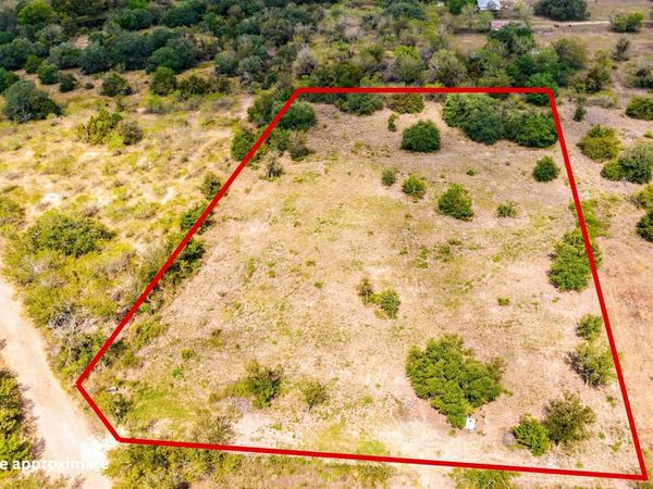 120 Hillcrest LN, Dale, TX 78616
