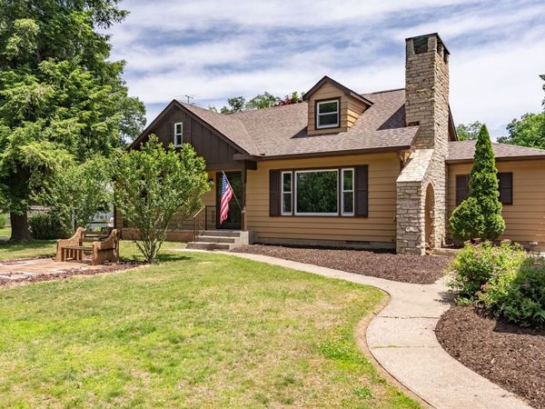 1220 54 Street Court , Moline, IL 51265