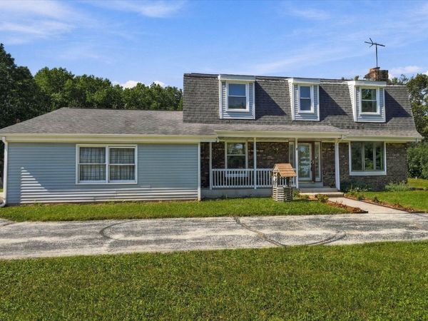 1582 Edgewater Ct, Grafton, WI 53024