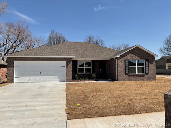 2008 Walnut Hill Lane , Claremore, OK 74019