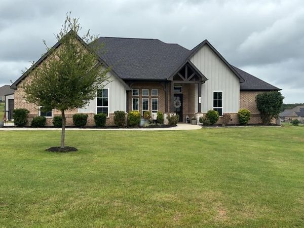 450 Christian Way, Azle, TX 76020