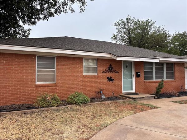 624 S 18th Street, Clinton, OK 73601