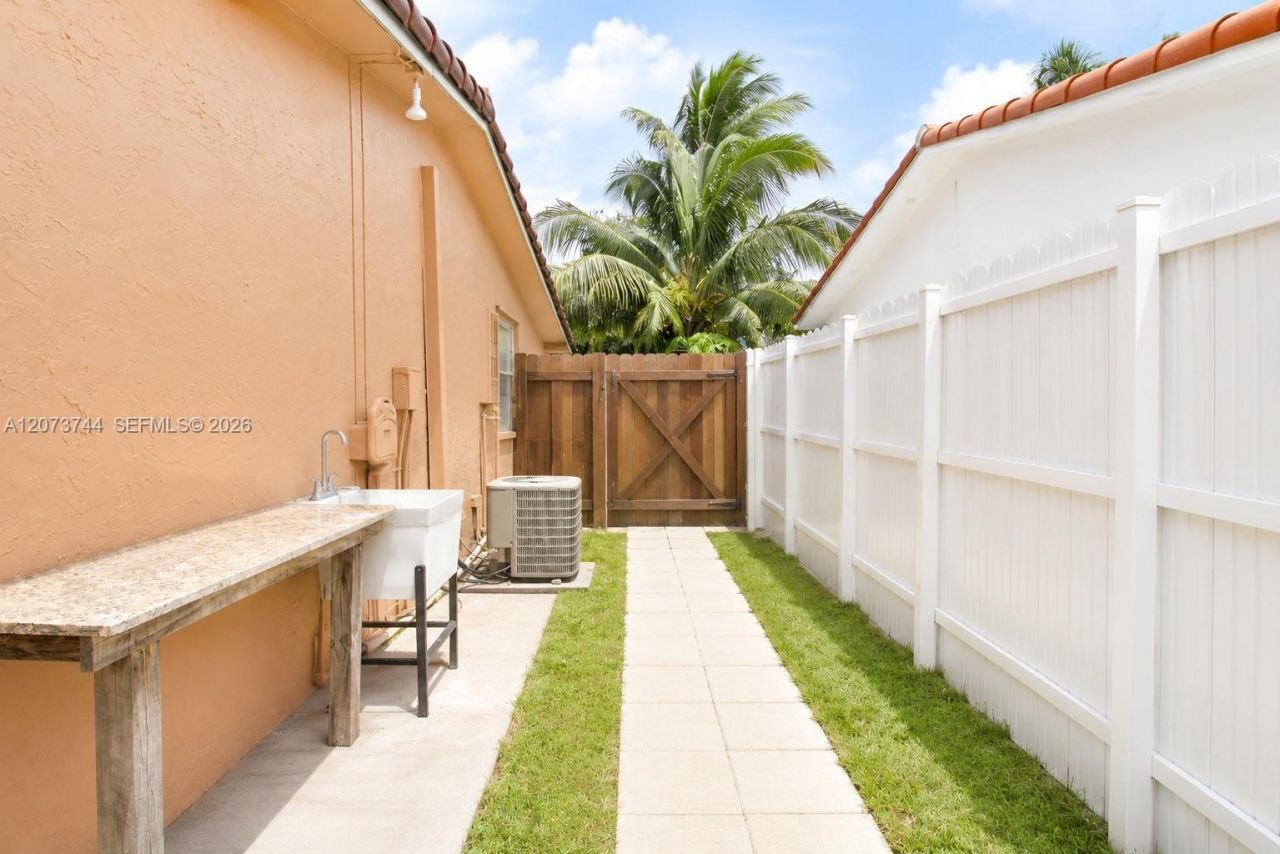 1060 N Douglas Rd , Pembroke Pines, FL 33024 Photo