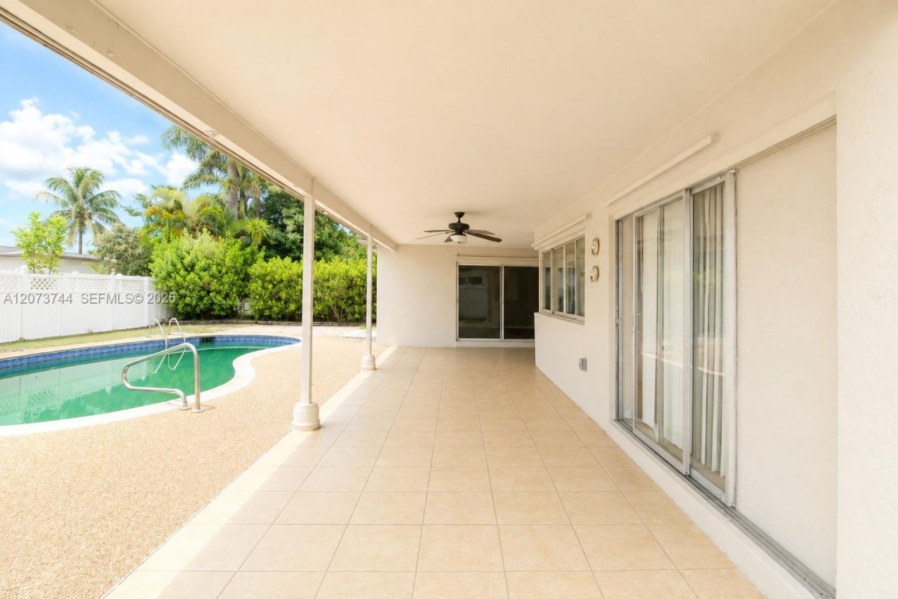 1060 N Douglas Rd , Pembroke Pines, FL 33024 Photo