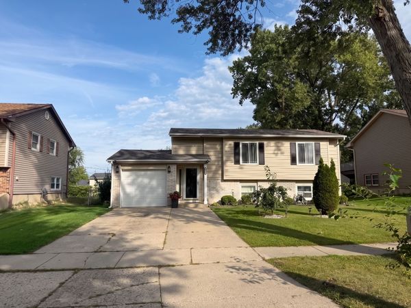 753 Macarthur Drive , Buffalo Grove, IL 60089