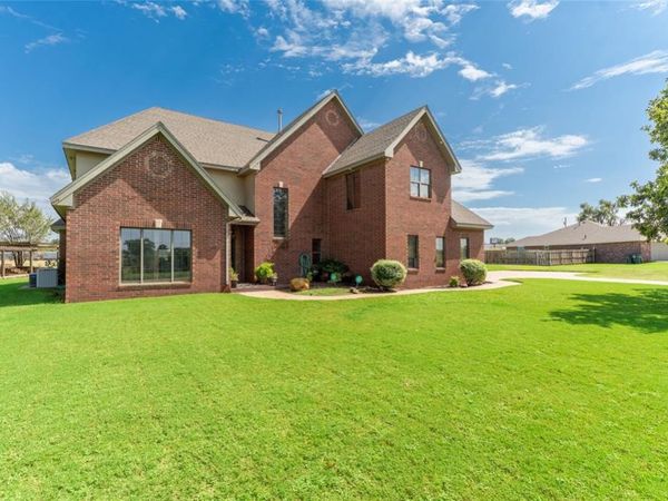 107 Stratton Lane, Clinton, OK 73601