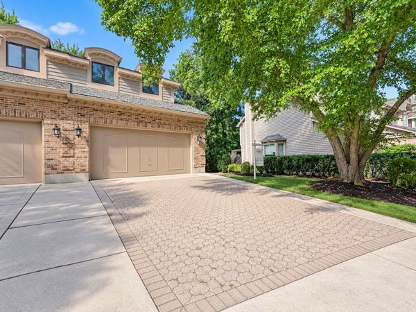 640 Walnut Oaks Drive, Roselle, IL 60172