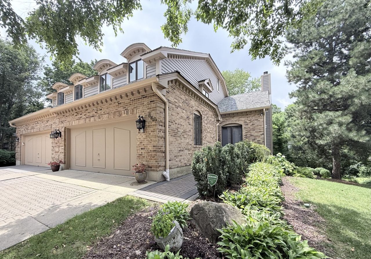 640 Walnut Oaks Drive, Roselle, IL 60172 Main Photo