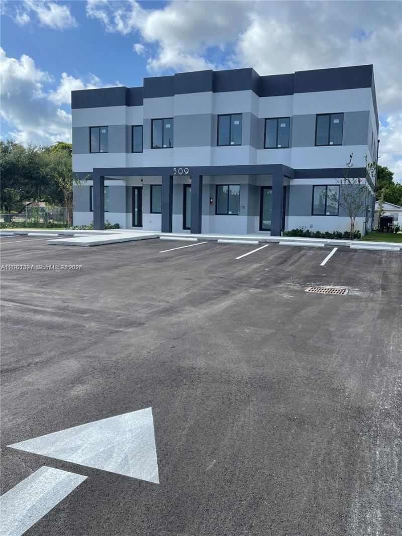 309 NW 7th Ct, Unit 1, Hallandale Beach, FL 33009 Photo