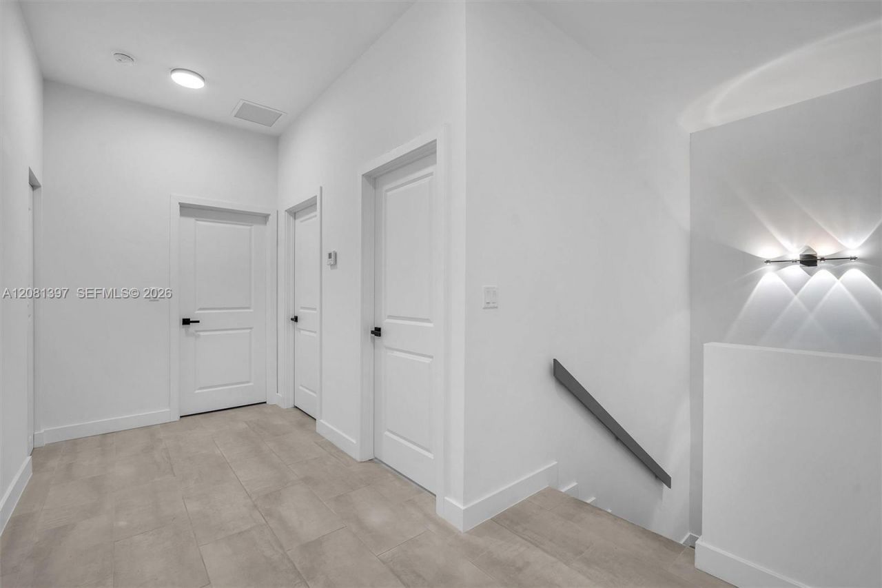 309 NW 7th Ct, Unit 1, Hallandale Beach, FL 33009 Photo