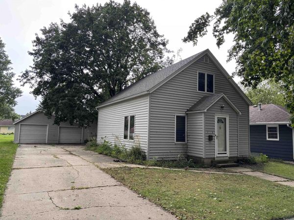 218 2nd St NW, Orange City, IA 51041