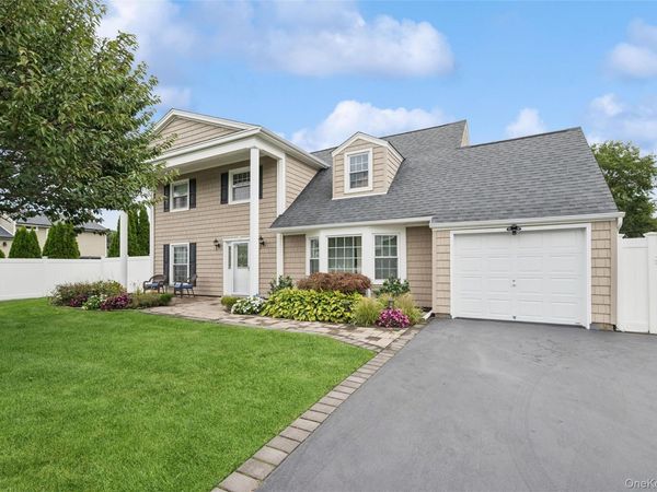 181 Cirrus Road, Holbrook, NY 11741