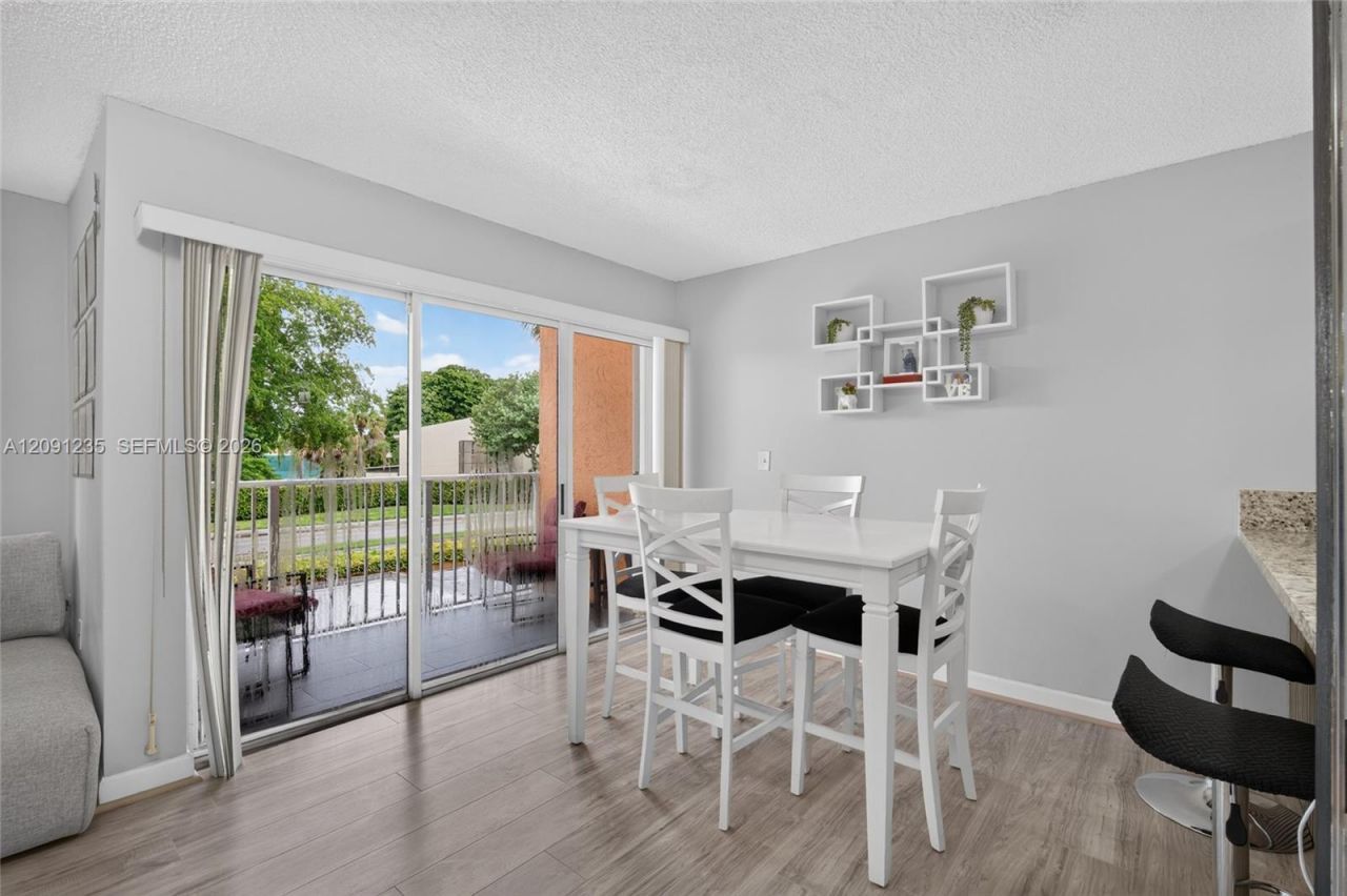6205 Kendale Lakes Cir , Unit 281, Miami, FL 33183 Photo