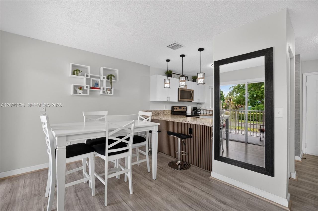 6205 Kendale Lakes Cir , Unit 281, Miami, FL 33183 Photo
