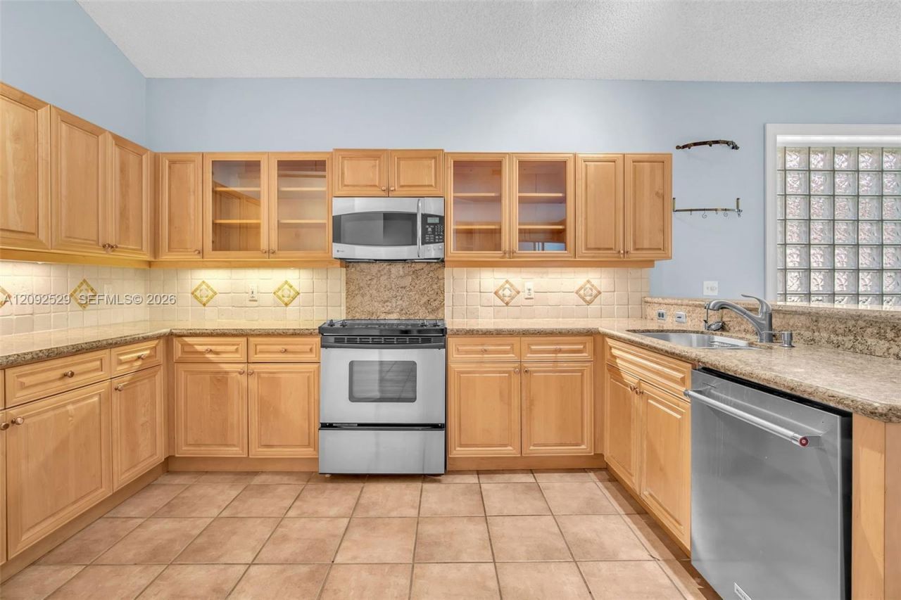 1545 W Lacosta Dr W , Pembroke Pines, FL 33027 Photo