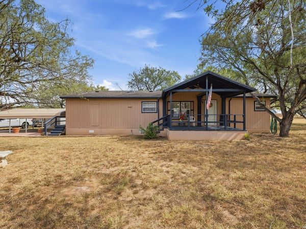 372 HOMERIDGE DR, La Vernia, TX 78121