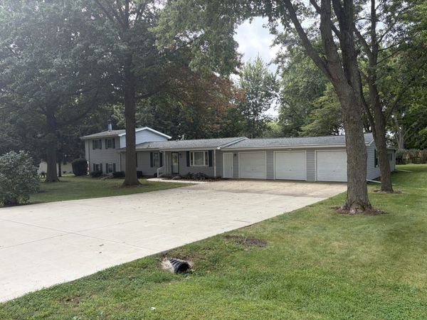 10083 Elizabeth Road , Bloomington, IL 61705